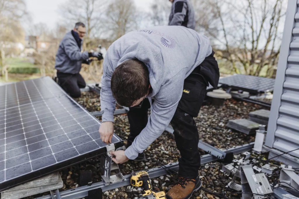 Zonnepanelen installeren 2 Zonnepanelen installeren 2